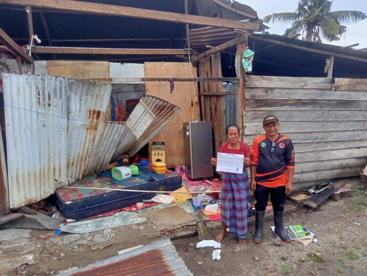 Kondisi rumah warga yang rusak akibat diterjang angin puting beliung, di Desa Sulaho, Kecamatan Lasusua, Kabupaten Kolaka Utara, Rabu (2/7). Sumber foto: BPBD Kabupaten Kolaka Utara
