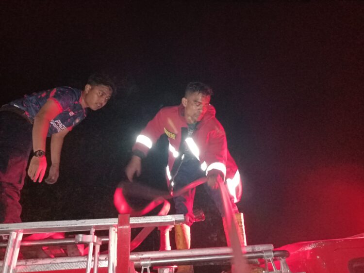 Personel Damkar Kota Padang saat melakukan operasi pemadaman dan penyelamatan truk yang mengalami kecelakaan di Sitinjauik Lauik. IST