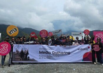 Para jurnalis peserta Media Gathering Indosat, berfoto bersama Team Manajemen Indosat, di Alahan Panjang, Minggu (27/7). IST