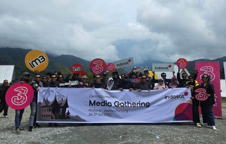 Para jurnalis peserta Media Gathering Indosat, berfoto bersama Team Manajemen Indosat, di Alahan Panjang, Minggu (27/7). IST