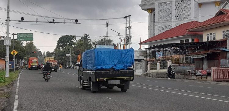 Terlihat satu unit kendaraan roda empat terpantau oleh kamera tilang elekronik di Jalan By Pass dekat Lampu Merah Mandiangin, Selasa (29/7/2025). YURSIL.