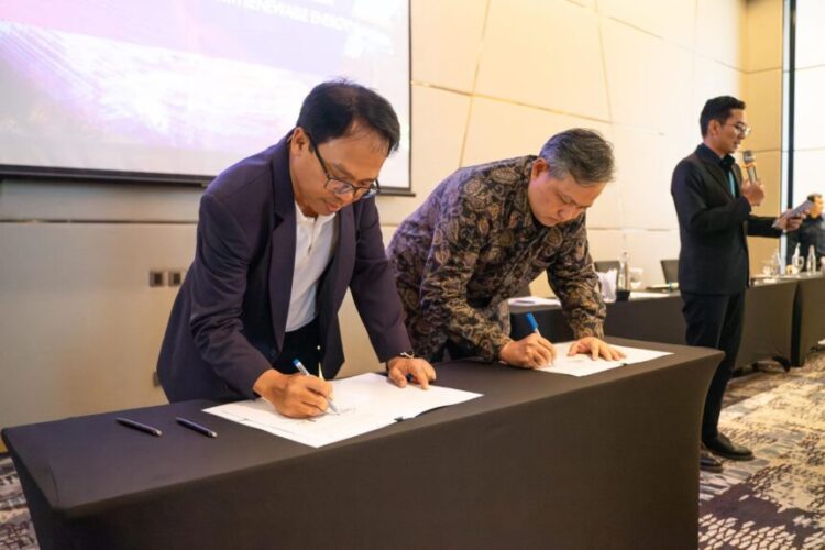 CEO NeutraDC Nxera Batam Indrama YM Purba (kiri), dengan Director, Chief Commercial and Business Development Officer PT Medco Power Femi Firsadi Sastrena (kanan), melakukan penandatanganan MoU terkait implementasi penggunaan energi terbarukan untuk operasional data center, di Batam, Senin (7/7).