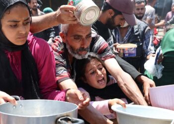 Warga Palestina saat antre makanan di Gaza. IST