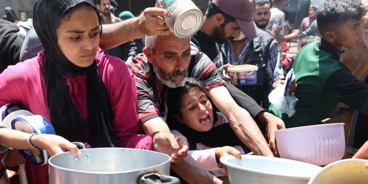 Warga Palestina saat antre makanan di Gaza. IST