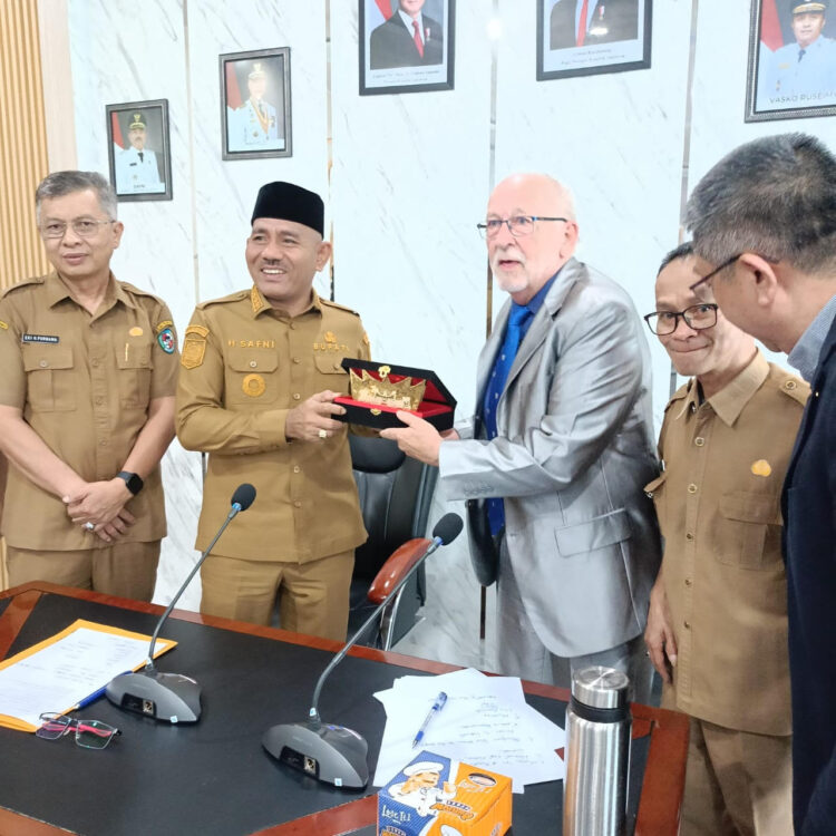 Bupati Limapuluh Kota , Safni didampingi sejumlah kepala OPD menerima kedatangan investor asing dari perusahaan Oleifera International,. IST