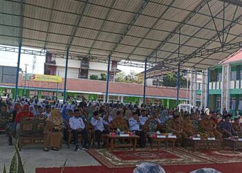 Wawako Bagikan Seragam Gratis di MTsN 6 Padang