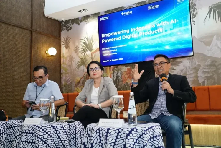 (kiri ke kanan) VP Corporate Communication Telkom Andri Herawan Sasoko, Direktur Enterprise & Business Service Telkom Veranita Yosephine, dan Direktur IT Digital Telkom Faizal Rochmad Djoemadi saat acara Business Update bersama para awak media di Jakarta, Kamis (14/8).