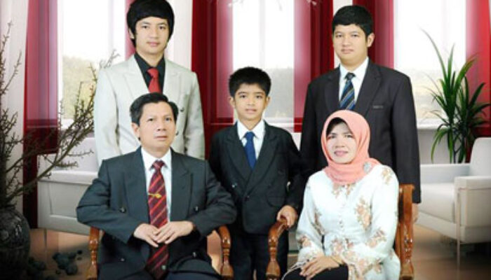 Prof. DR. Novesar Jamarun, M.SI, Anak Pelosok yang Menerangi Jalan Pendidikan