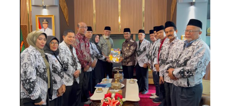 ersatuan Guru Republik Indonesia (PGRI) Provinsi Sumatera Barat (Sumbar) melaksanakan audiensi bersama Gubernur Sumbar, Mahyeldi Ansharullah bertempat di Ruang Pertemuan Kantor Gubernur Sumatera Barat, Kamis (31/7). IST