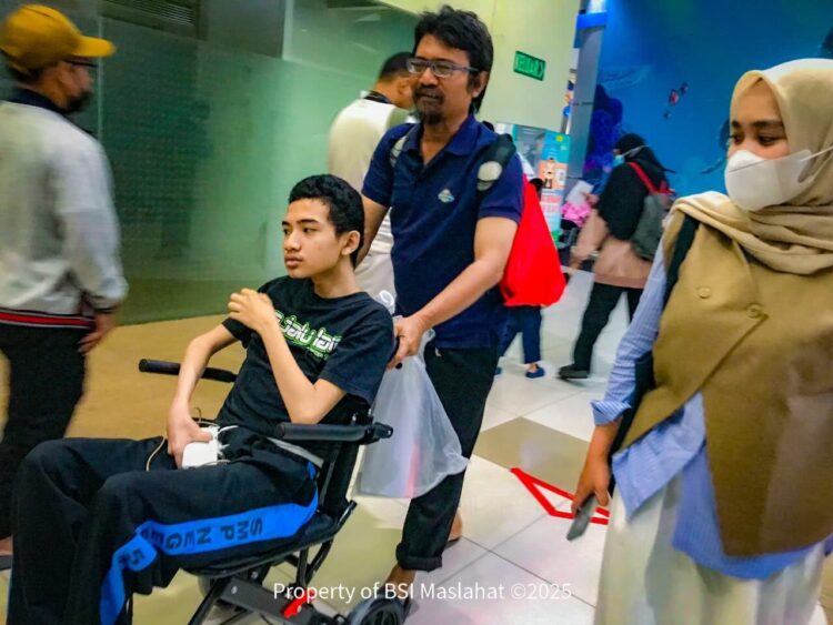 BSI Maslahat Hadirkan Kursi Roda untuk Dimas