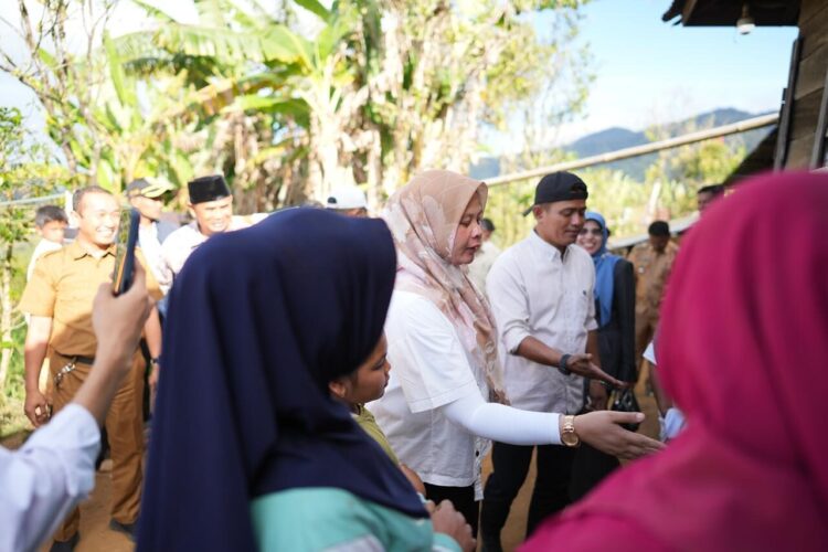 Bupati Solok Jon Firman Pandu dan Ketua TP PKK saat mengunjungi rumah warga yang membutuhkan bantuan