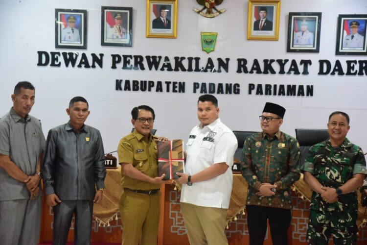 Bupati Padang Pariaman John Kenedy Azis usai menyampaikan Nota Penjelasan Rancangan Perubahan APBD  2025, Senin (25/8). RATNA