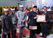 Hasril Chaniago Terima Pin Emas HJK Padang ke-356, Dinobatkan sebagai Tokoh Komunikasi dan TI