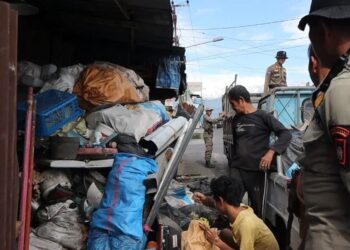 Satpol PP Padang Tertibkan Pelaku Usaha Barang Rongsokan yang Gunakan Trotoar Tanpa Izin