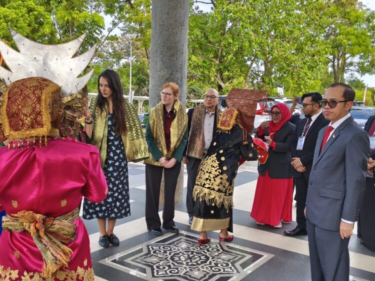 Rektor UNAND, Efa Yonnedi, Ph.D sambut kedatangan FIBAA Experts Fakultas Ilmu Budaya. IST