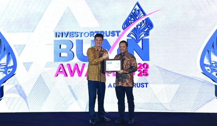 VP Corporate Secretary Finnet Ido Laksono (kanan) saat menerima penghargaan “Excellence in Digital Banking Turnaround” dalam ajang InvestorTrust BUMN Awards 2025 di Jakarta pada, Kamis (31/7).