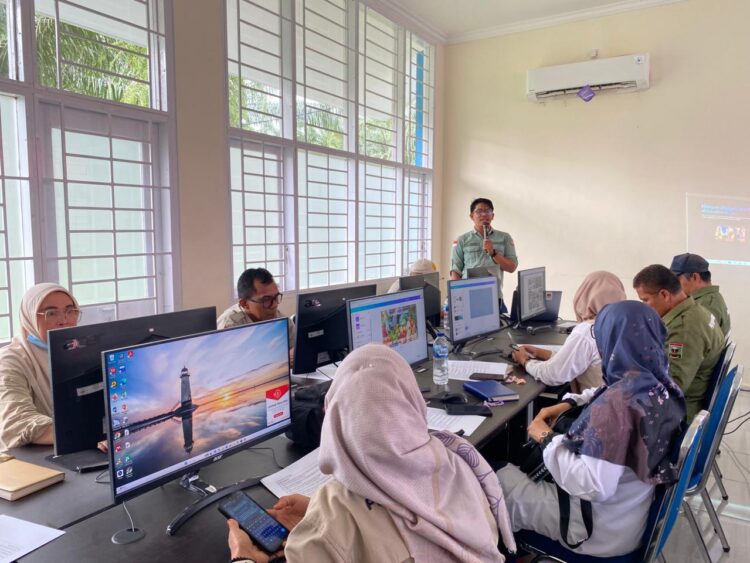 Roni Jarlis selaku ketua tim pengabdian PMKM saat memberikan pelatihan Pembuatan Media Interaktif Penyuluhan (PADI HEBAT) di Kampus Agro Industri UNP Sijunjung.