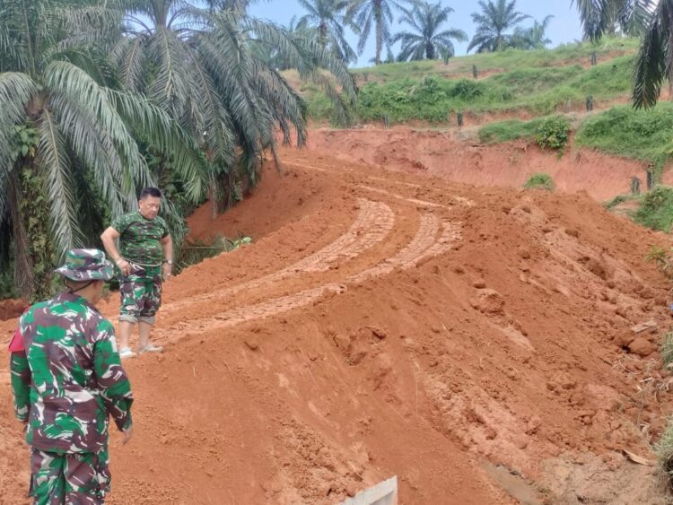 Dansatgas TMMD ke 125 Letkol Czi Joko Stradono meninjau progres pengerjaan fisik di lokasi TMMD.ist