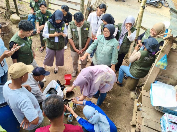 UNP Program Studi Agroteknologi, Agribisnis dan Peternakan Departemen Agroindustri Kampus Sijunjung Santi Diana Putri,S.Si.,M.Si saat memberikan Pendampingan Pengolahan Limbah Kotoran Kambing Menjadi Pupuk Organik Cair
