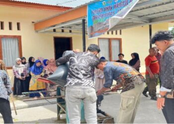 Mahasiswa KKN UNAND di Nagari Durian Tinggi Demo Pembuatan Pupuk Organik Cair