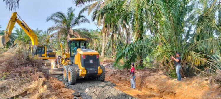 Penimbunan jalan sudah dimulai oleh masyarakat melalui TMMD.ist