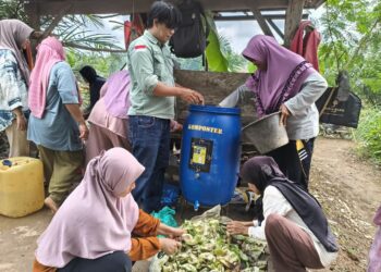 UNP Latih Petani Srikandi Kamang Baru Olah Limbah Rumah Tangga Jadi Pupuk Organik Cair
