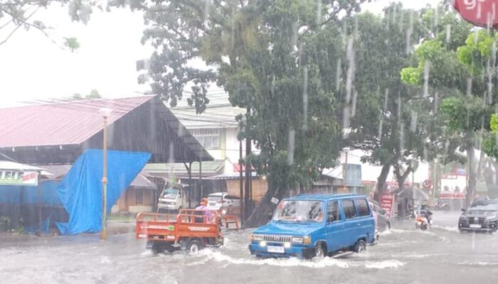 Hujan Deras, Banjir Rendam Kawasan Alai, Kendaraan Banyak Mogok