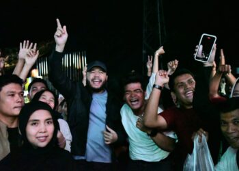 Wali Kota Padang Berbaur Bersama Warga Nonton Konser Nidji