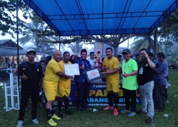 ‎Berlangsung Sengit! Pertandingan Final Turnamen Sepak Bola U45+ Karang Taruna Nagari Sungai Sariak‎