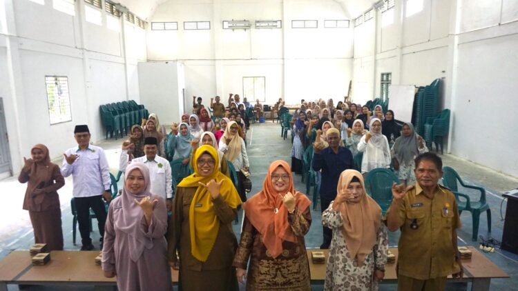 Terlihat kader kader Posyandu foto bersama setelah mengikuti pelatihan bersama tim pembina dari Kabupaten Pasaman Barat. Osniwati