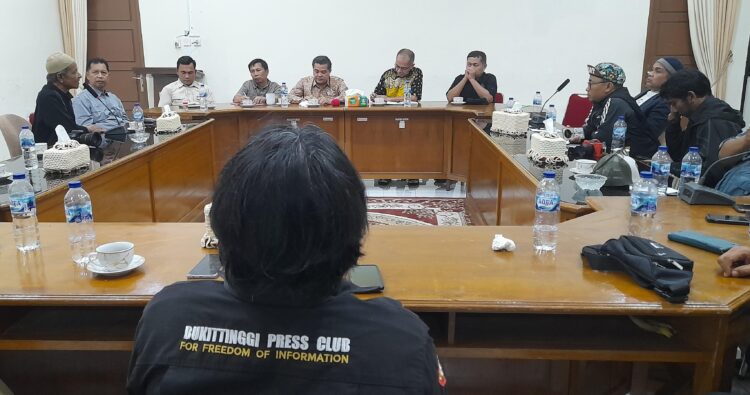 Bupati Agam, Benni Warlis memberikan keterangan pers dihadapan sejumlah wartawan yang tergabung dalam organisasi Bukittinggi Pers Club (BPC) di Rumah Dinas Bupati Belakang Balok, Minggu (10/8/2025). Ist