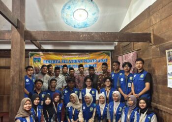 Mahasiswa KKN UNAND Belajar Pidato Adat Minangkabau di Rumah Gadang Wali Nagari Pakan Rabaa Tangah