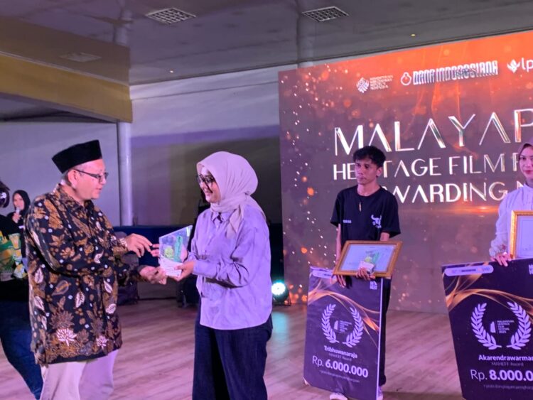 Penerimaan penghargaan oleh PYAC sebagai juara I dalam gelaran Malayapura Heritage Film Festival. IST
