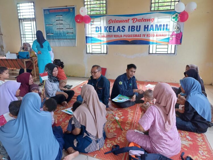 Terlihat tim posyandu Terintegrasi dengan kelas ibu hamil sedang melakukan konsultasi. Osniwati