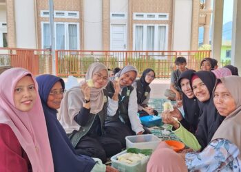 Mahasiswa KKN UNAND Latih Ibu-Ibu PKK Kamang Tangah Anam Suku Membuat Tape Singkong