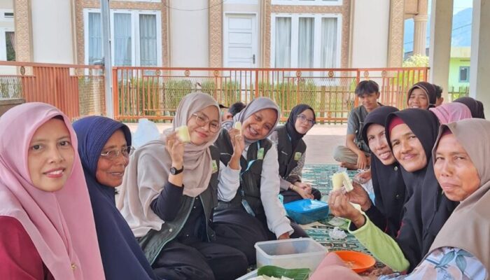 Mahasiswa KKN UNAND Latih Ibu-Ibu PKK Kamang Tangah Anam Suku Membuat Tape Singkong