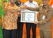 Gelar Kegiatan Peringatan HJK dan HUT RI, Kakankemenag Padang Diberi Peghargaaan