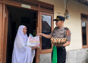 Siswa SIP Sepria Jaya Asmanto Gelar Bakti Sosial, Bagikan Sembako di Padang Panjang