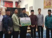 Wabup Serahkan Bantuan untuk 22 Putra Putri Tanah Datar