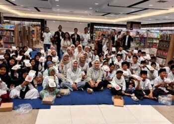 BSI Maslahat Ajak Anak Yatim Belanja Perlengkapan Sekolah di Gramedia Bandung