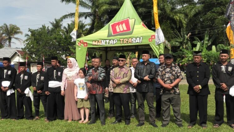 Bupati Yulianto bersama dengan organisasi PSHT Ranting di Nagari Limau Puruik Kinali Pasaman Barat. Osniwati