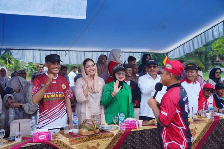 Bupati Dharmasraya Annisa Suci Ramadhani saat menyaksikan pawai di Sitiung 1 Blok B. ist