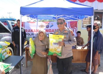 Polres Pasbar Distribusikan Puluhan Ton Beras Murah kepada Masyarakat Nagari Aua Kuning