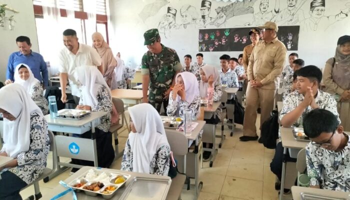 Hari Pertama Pelaksanaan MBG di SMPN 2 Koto Baru Dharmasraya Lancar