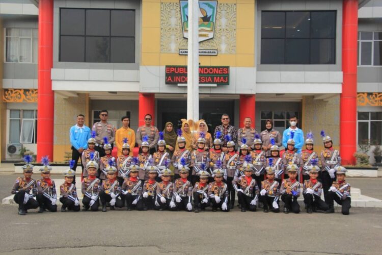 Wabup Leli Arni saat melihat kepiawaian Pocil Dharmasraya yang akan tampil di tingkat provinsi