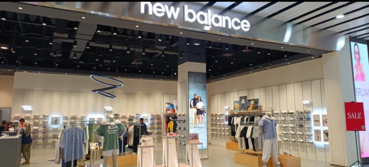 Suasana tenant produk branded new balance yang berada di lantai satu Basko City Mall, Kota Padang. RAMADHANA