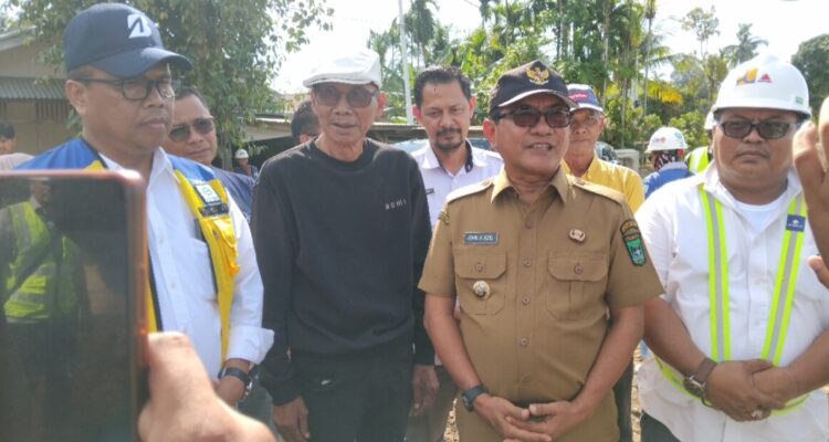 Bupati Padang Pariaman beserta rombongan sambangi proyek normalisasi Sungai Batang anai di Talao Mundam. MITHA