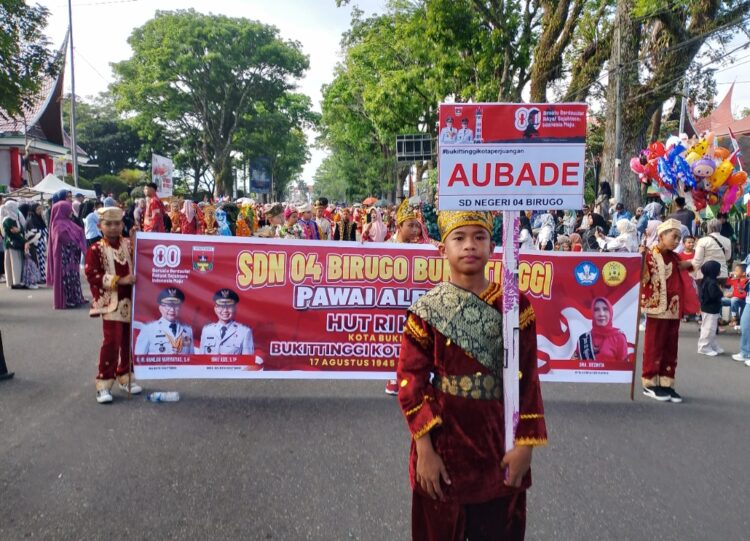 Pawai alegoris meriahkan HUT ke 80 Kemerdekaan RI di Kota Bukittinggi, Senin (18/8). Terlihat Peserta pawai dari SDN 04 Birugo saat melintas di jalur rute pawai. Gatot