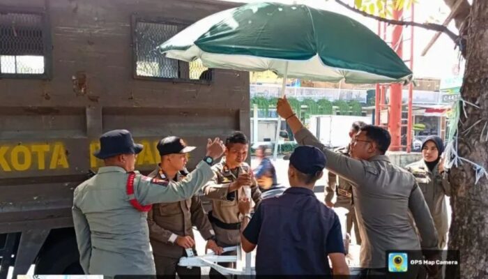 Satpol PP Padang Tata PKL di Depan Stasiun Tabing