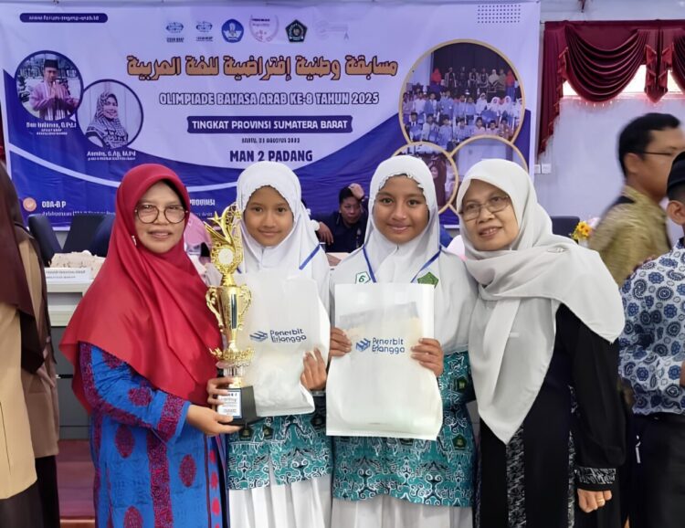 Siswa MIN Kota Bukittinggi Syaiyyidhatul Haiba dan Athifa Inaya Uzma meraih juara pada ajang OBA ke 8 Tingkat Provinsi Sumatera Barat Tahun 2025.DOK WETRIZON 